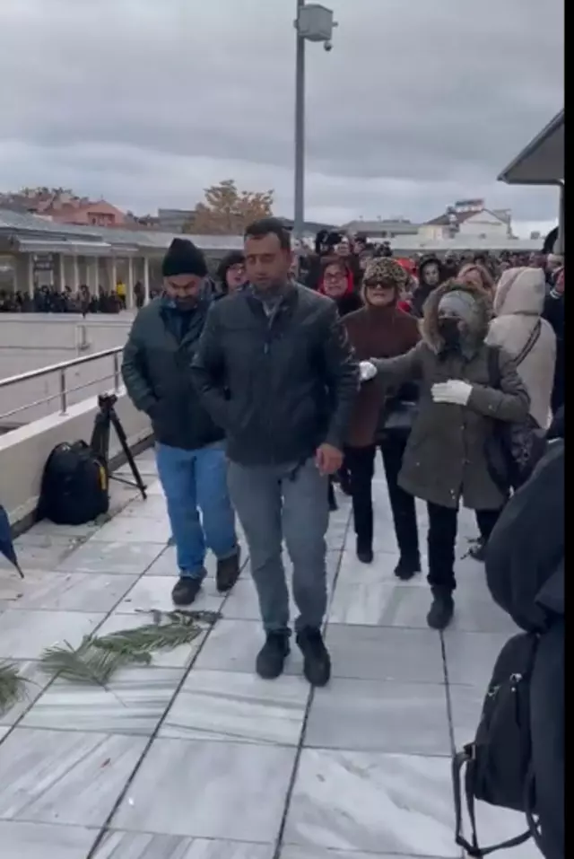 Metin Uca'nın cenaze namazında tepki çeken anlar! İmamın cenaze namazını kılarken bölüp...