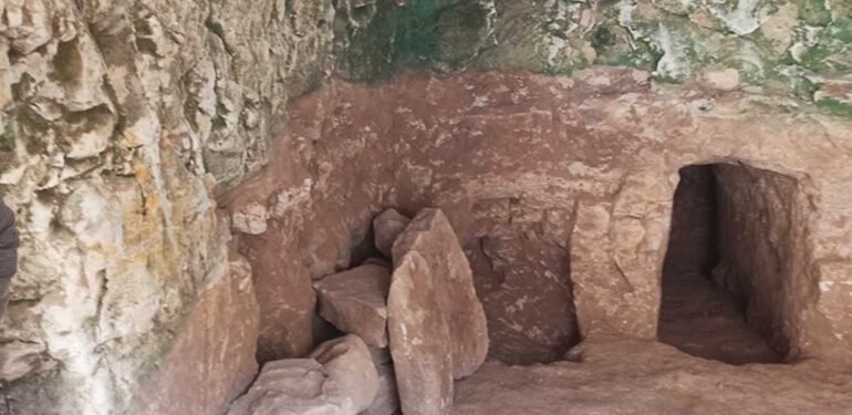 Adıyaman’da kaçak kazılarda 1900 yıllık oda mezarı bulundu