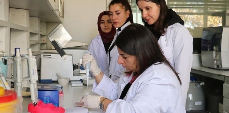 Ödüllü akademisyen mutluluk hormonunun beyin dışındaki etkilerini araştırıyor