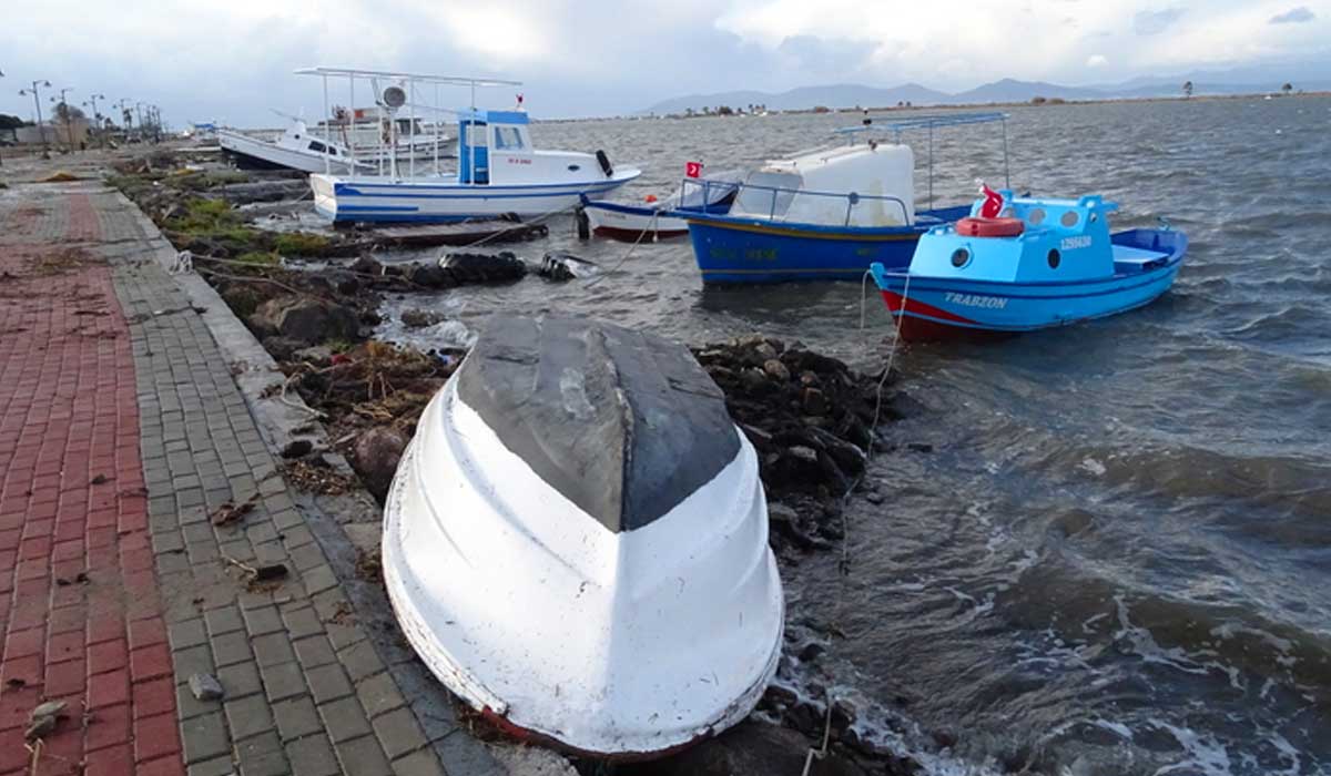 Balıkesir'de kuvvetli fırtına ve yağış hayatı olumsuz etkiledi