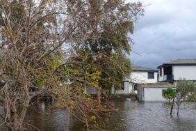 Balıkesir'de-kuvvetli-fırtına-ve-yağış-hayatı-olumsuz-etkiledi