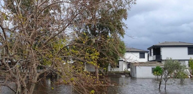 Balıkesir’de kuvvetli fırtına ve yağış hayatı olumsuz etkiledi