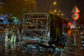 Başakşehir'de-seyir-halindeki-İETT-otobüsü-alev-alev-yandı