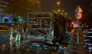 Başakşehir'de seyir halindeki İETT otobüsü alev alev yandı