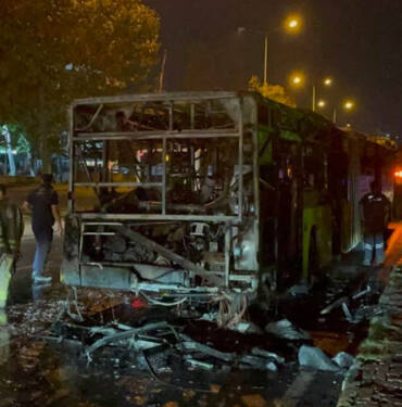 Başakşehir'de seyir halindeki İETT otobüsü alev alev yandı 2 Başakşehir'de-seyir-halindeki-İETT-otobüsü-alev-alev-yandı
