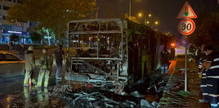 Başakşehir’de seyir halindeki İETT otobüsü alev alev yandı