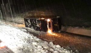 Bingöl'de-2-yolcu-otobüsü-devrildi,-22-kişi-yaralandı