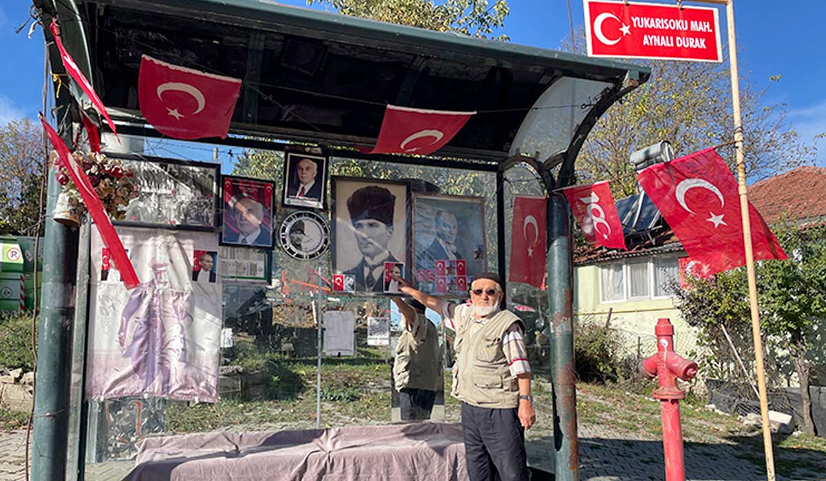 Bolulu Şükrü Amca bayrak ve Atatürk sevgisini otobüs durağında yaşatıyor