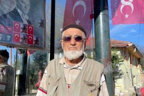 Bolulu-Şükrü-Amca-bayrak-ve-Atatürk-sevgisini-otobüs-durağında-yaşatıyor