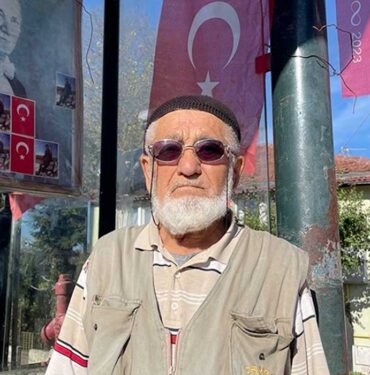 Bolulu Şükrü Amca bayrak ve Atatürk sevgisini otobüs durağında yaşatıyor 8 Bolulu-Şükrü-Amca-bayrak-ve-Atatürk-sevgisini-otobüs-durağında-yaşatıyor