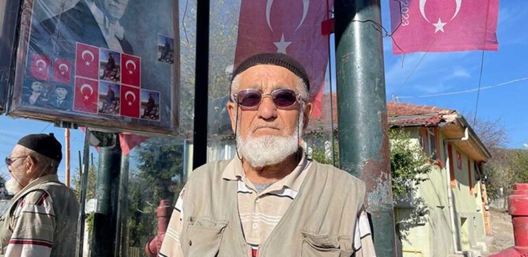 Bolulu Şükrü Amca bayrak ve Atatürk sevgisini otobüs durağında yaşatıyor