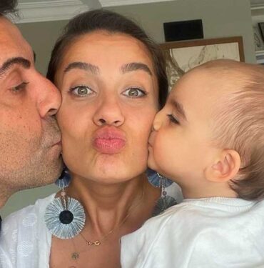 Emre Karayel mutluluğunu böyle duyurdu: "İkinci kez baba olacağımı öğrenmişimdir" 2 Emre-Karayel-mutluluğunu-böyle-duyurdu--'İkinci-kez-baba-olacağımı-öğrenmişimdir'