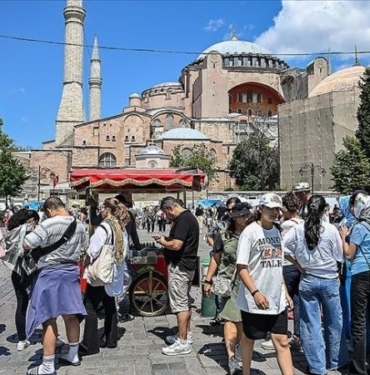 İstanbul'un yılın 9 ayında ağırladığı yabancı ziyaretçi sayısı 13 milyonu geçti 3 İstanbul'un yılın 9 ayında ağırladığı yabancı ziyaretçi sayısı 13 milyonu geçti