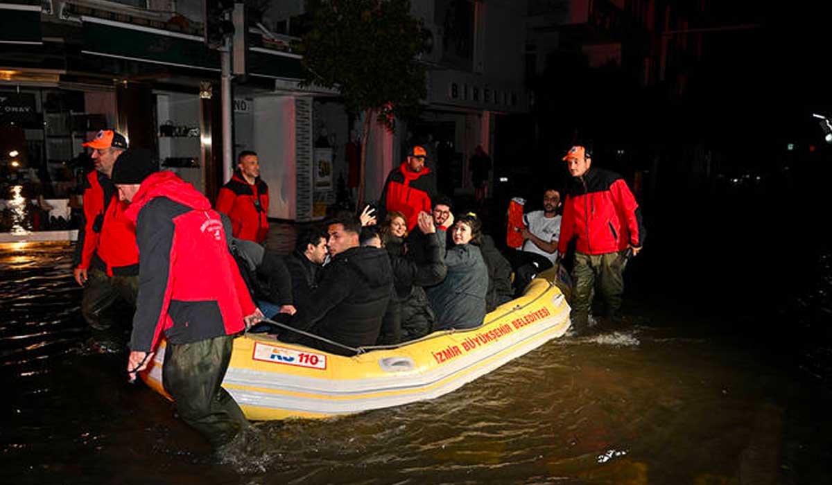 İzmir'de deniz taştı, sokaklar su altında kaldı