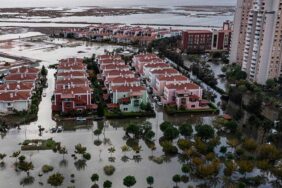 İzmir'de deniz taştı, sokaklar su altında kaldı 8 İzmir'de-deniz-taştı,-sokaklar-su-altında-kaldı