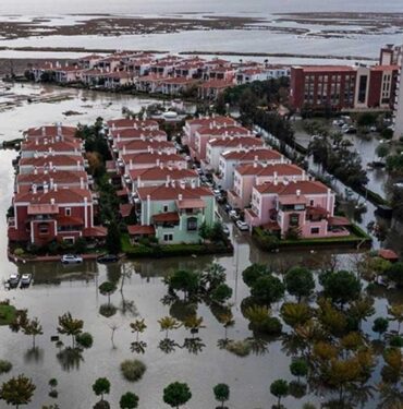 İzmir'de-deniz-taştı,-sokaklar-su-altında-kaldı