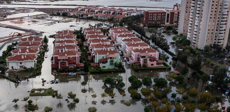 İzmir’de deniz taştı, sokaklar su altında kaldı