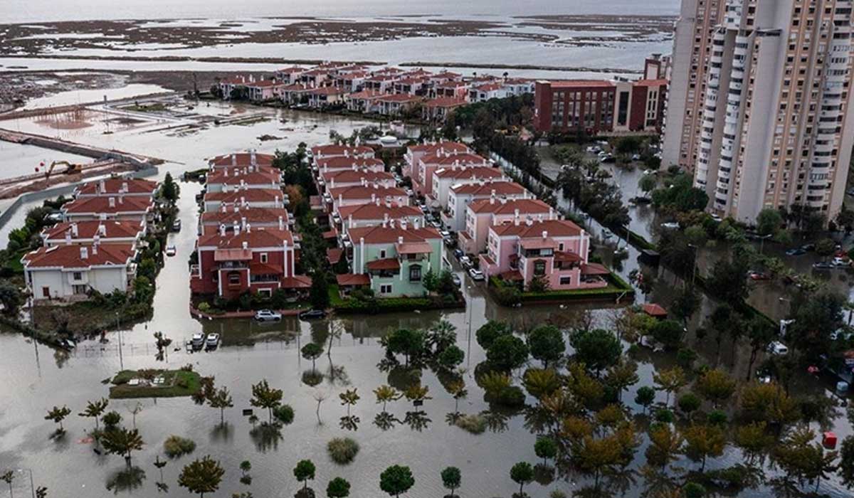 İzmir'de-deniz-taştı,-sokaklar-su-altında-kaldı