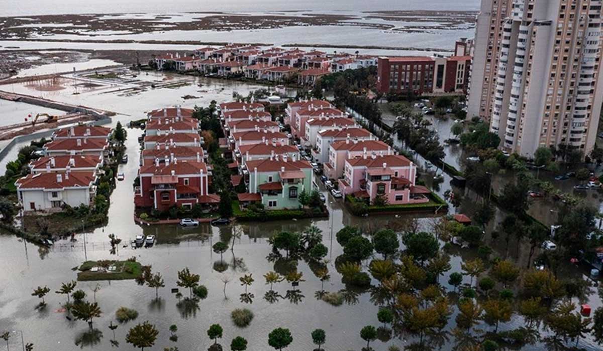 İzmir'de deniz taştı, sokaklar su altında kaldı