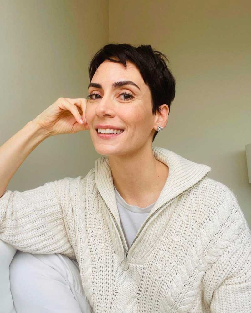 Melisa Sözen saçlarını kısacık kesti... Yeni tarzı sevenlerini ikiye böldü! 4 Melisa Sözen saçlarını kısacık kesti... Yeni tarzı sevenlerini ikiye böldü!