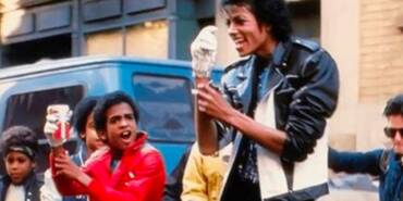 Michael-Jackson'un-ikonik-deri-ceketi-rekor-fiyata-satıldı