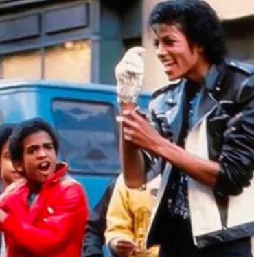 Michael Jackson'un ikonik deri ceketi rekor fiyata satıldı 3 Michael-Jackson'un-ikonik-deri-ceketi-rekor-fiyata-satıldı