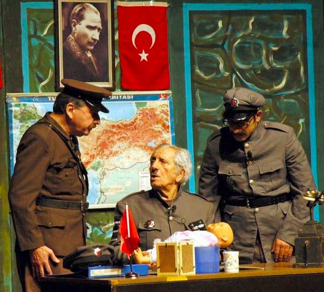 Tiyatroya ömrünü adamış bir güldürü ustası: Nejat Uygur