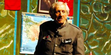 Tiyatroya-ömrünü-adamış-bir-güldürü-ustası--Nejat-Uygur