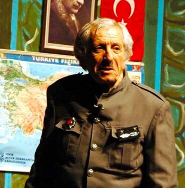 Tiyatroya ömrünü adamış bir güldürü ustası: Nejat Uygur 5 Tiyatroya-ömrünü-adamış-bir-güldürü-ustası--Nejat-Uygur