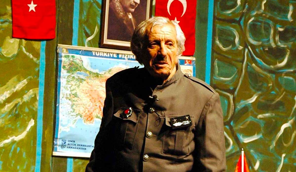 Tiyatroya-ömrünü-adamış-bir-güldürü-ustası--Nejat-Uygur
