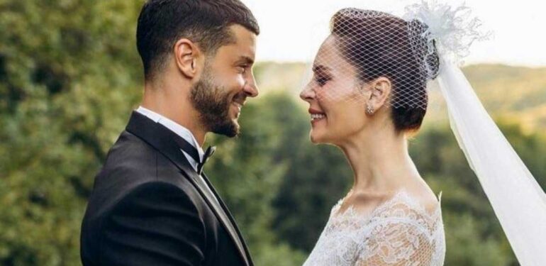 Yıldız Çağrı Atiksoy ile Berk Oktay çiftinden güzel haber: Bebek bekliyorlar