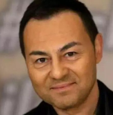 Serdar Ortaç sahnede ayakta durmakta zorlandı! Dansçılardan yardım alarak... 5 serdar ortaç