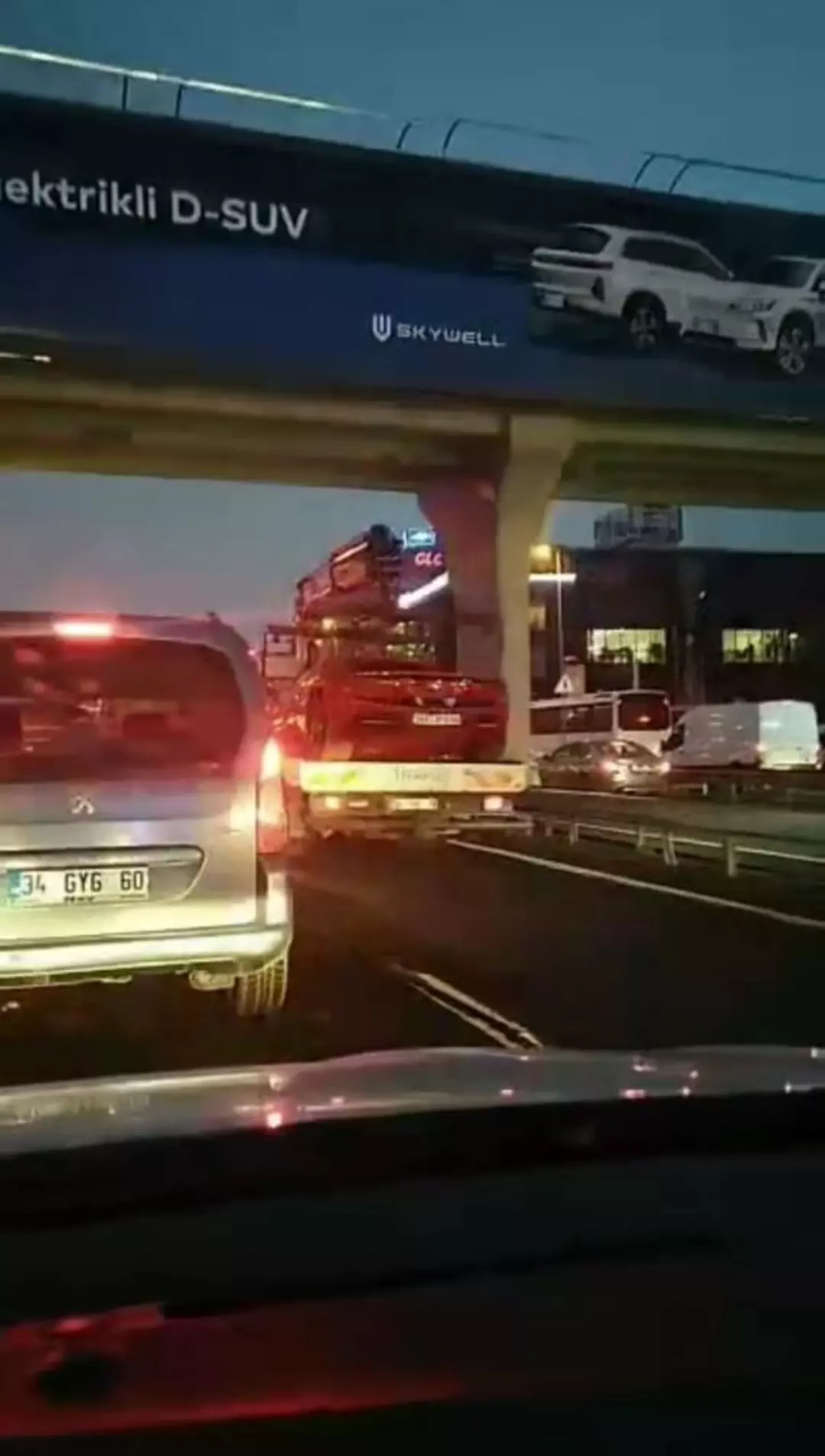 Trafikteki konvoyu görenler şaşırdı! Dilan ve Engin Polat'ın lüks araçları 'günlük otopark ücreti' nedeniyle TMSF'ye çekildi!