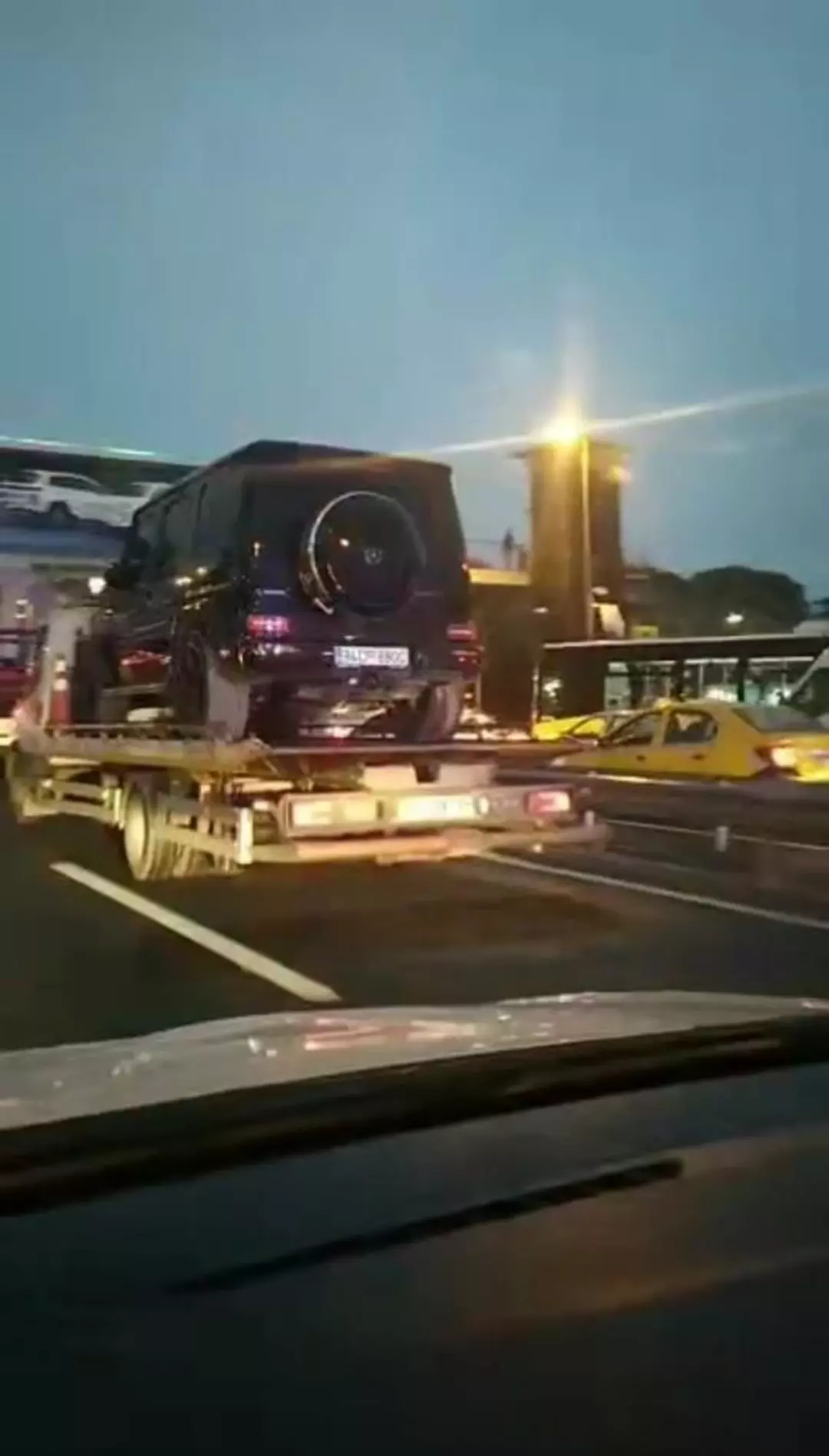 Trafikteki konvoyu görenler şaşırdı! Dilan ve Engin Polat'ın lüks araçları 'günlük otopark ücreti' nedeniyle TMSF'ye çekildi!