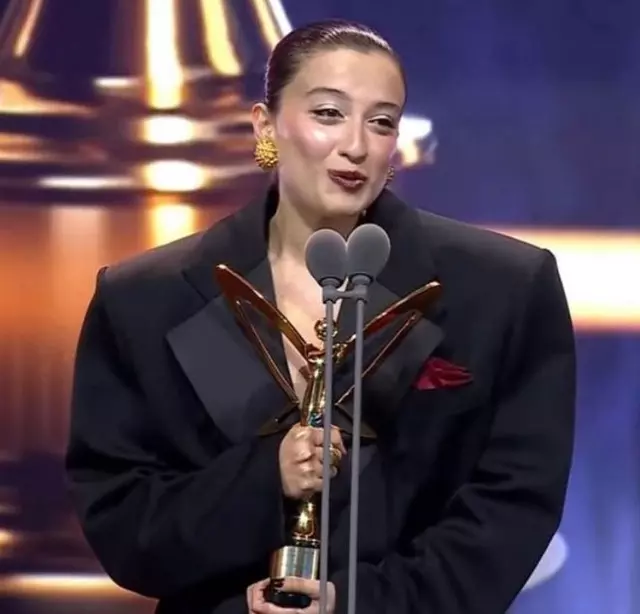 Konseri son anda iptal edince tepki çekmişti... 'Yılın en iyi kadın şarkıcı' ödülünü alan Melike Şahin'in kıyafeti dalga konusu oldu!