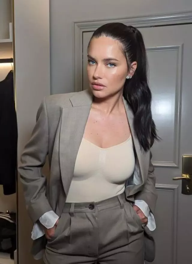 Yüzündeki değişimle gündem olmuştu! Adriana Lima bu sefer hafif makyajla dikkat çekti