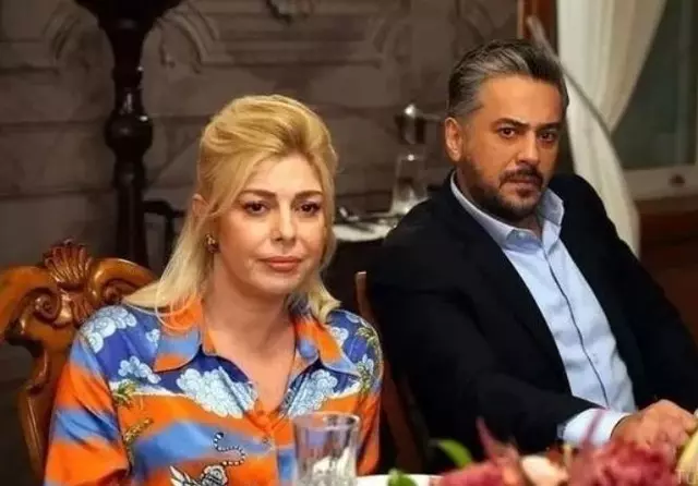 'Yalı Çapkını'nın Orhan'ı Emre Altuğ ve Gözde Kansu törene el ele gelince... Sosyal medyayı sallayan görüntü