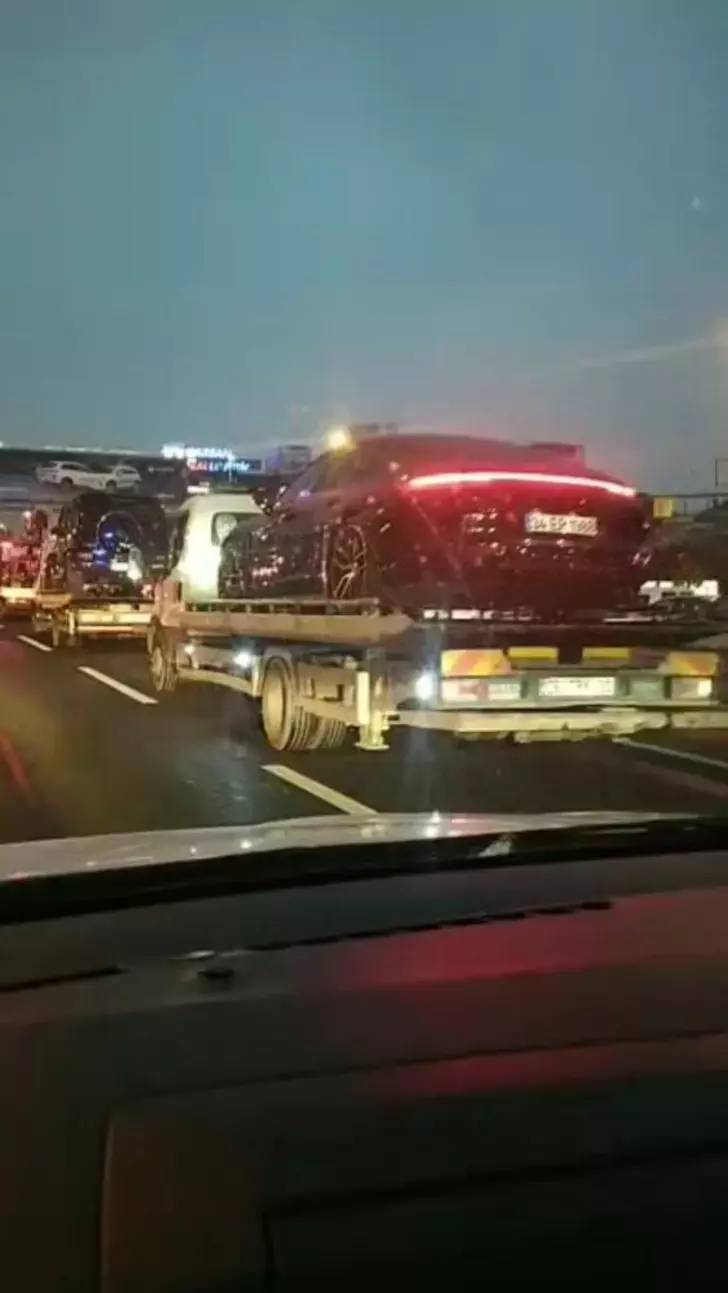 Trafikteki konvoyu görenler şaşırdı! Dilan ve Engin Polat'ın lüks araçları 'günlük otopark ücreti' nedeniyle TMSF'ye çekildi!