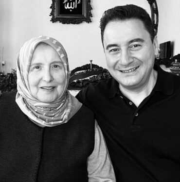 Ali Babacan'ın annesi Güneri Babacan yaşamını yitirdi 4 Ali-Babacan'ın-annesi-Güneri-Babacan-yaşamını-yitirdi