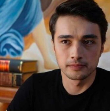Ünlü oyuncu Burak Dakak sahnede kaza geçirdi: Hastaneye kaldırıldı 5 Burak-Dakak