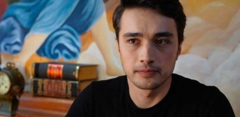 Ünlü oyuncu Burak Dakak sahnede kaza geçirdi: Hastaneye kaldırıldı