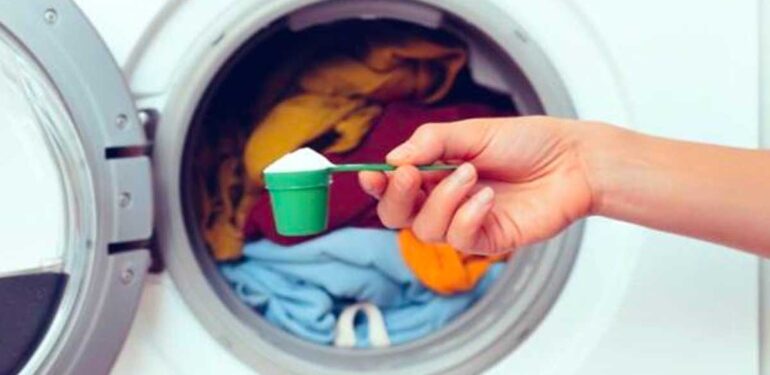 Çamaşırlarınızın daha temiz çıkmasını sağlayan yöntem… Deterjan gözüne 1 kaşık eklemeniz yeterli!