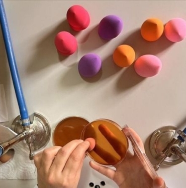 Kullanılmış makyaj süngerlerinde cilt sağlığını tehdit eden bakteriler belirlendi 4 Kullanılmış makyaj süngerlerinde cilt sağlığını tehdit eden bakteriler belirlendi
