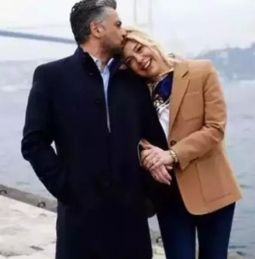 'Yalı Çapkını'nın Orhan'ı Emre Altuğ ve Gözde Kansu törene el ele gelince... Sosyal medyayı sallayan görüntü 5 'Yalı Çapkını'nın Orhan'ı Emre Altuğ ve Gözde Kansu törene el ele gelince... Sosyal medyayı sallayan görüntü