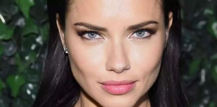 Yüzündeki değişimle gündem olmuştu! Adriana Lima bu sefer hafif makyajla dikkat çekti