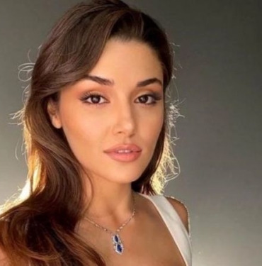 Tatil pozlarına eleştiri yağmıştı! Hande Erçel umursamadı bu sefer Noel paylaşımı geldi 10 hande erçel