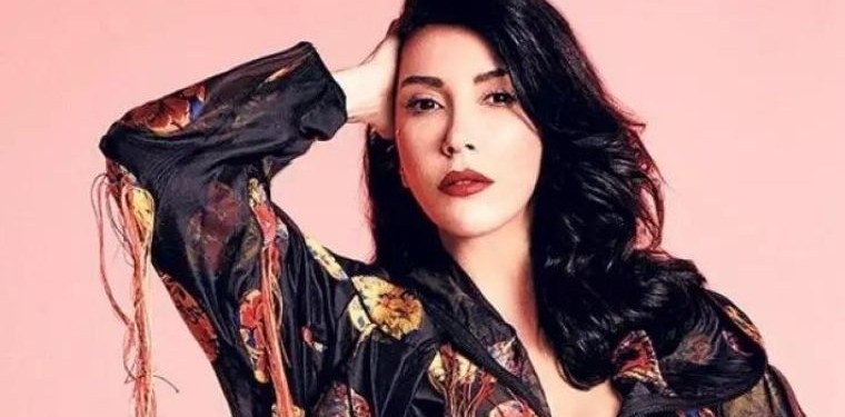 Hande Yener şöhret olmadan önce yaşadığı zor günleri anlattı! "Durakta her ayağım ıslandığında ağlıyordum" 1 hande yener