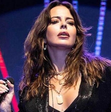 'Aşkın Olayım' şarkısıyla ünlenen Simge Sağın, konser sırasında fenalaştı 7 kapak_132524