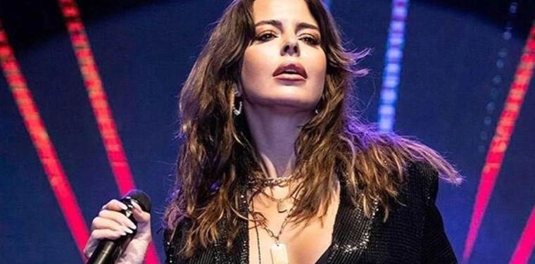 ‘Aşkın Olayım’ şarkısıyla ünlenen Simge Sağın, konser sırasında fenalaştı