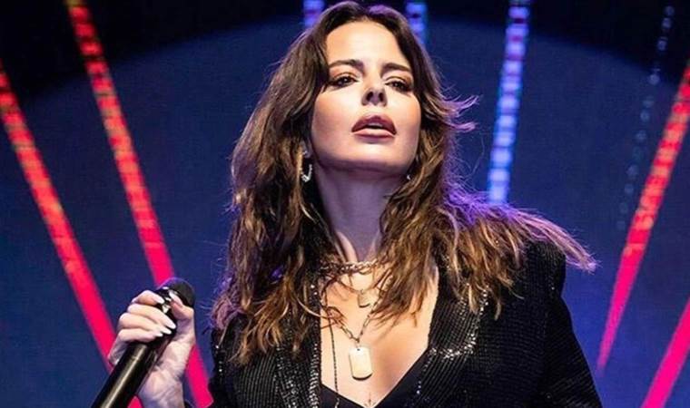 'Aşkın Olayım' şarkısıyla ünlenen Simge Sağın, konser sırasında fenalaştı